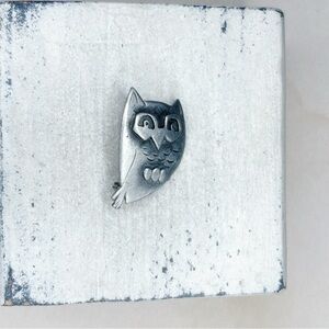 4914. Pewtertone Owl Brooch Metzke